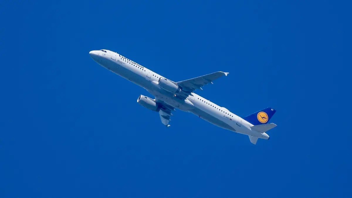 Bei einer Lufthansa-Passagiermaschine fällt über dem Atlantik ein Triebwerk aus. Der Vorfall endet glimpflich.
