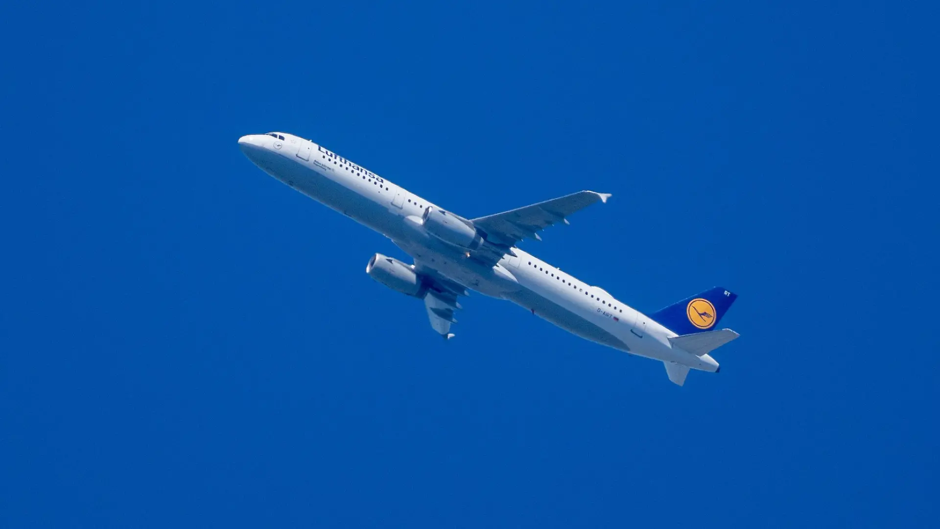 Bei einer Lufthansa-Passagiermaschine fällt über dem Atlantik ein Triebwerk aus. Der Vorfall endet glimpflich.