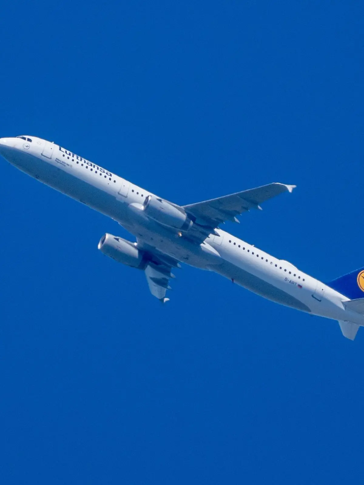 Bei einer Lufthansa-Passagiermaschine fällt über dem Atlantik ein Triebwerk aus. Der Vorfall endet glimpflich.
