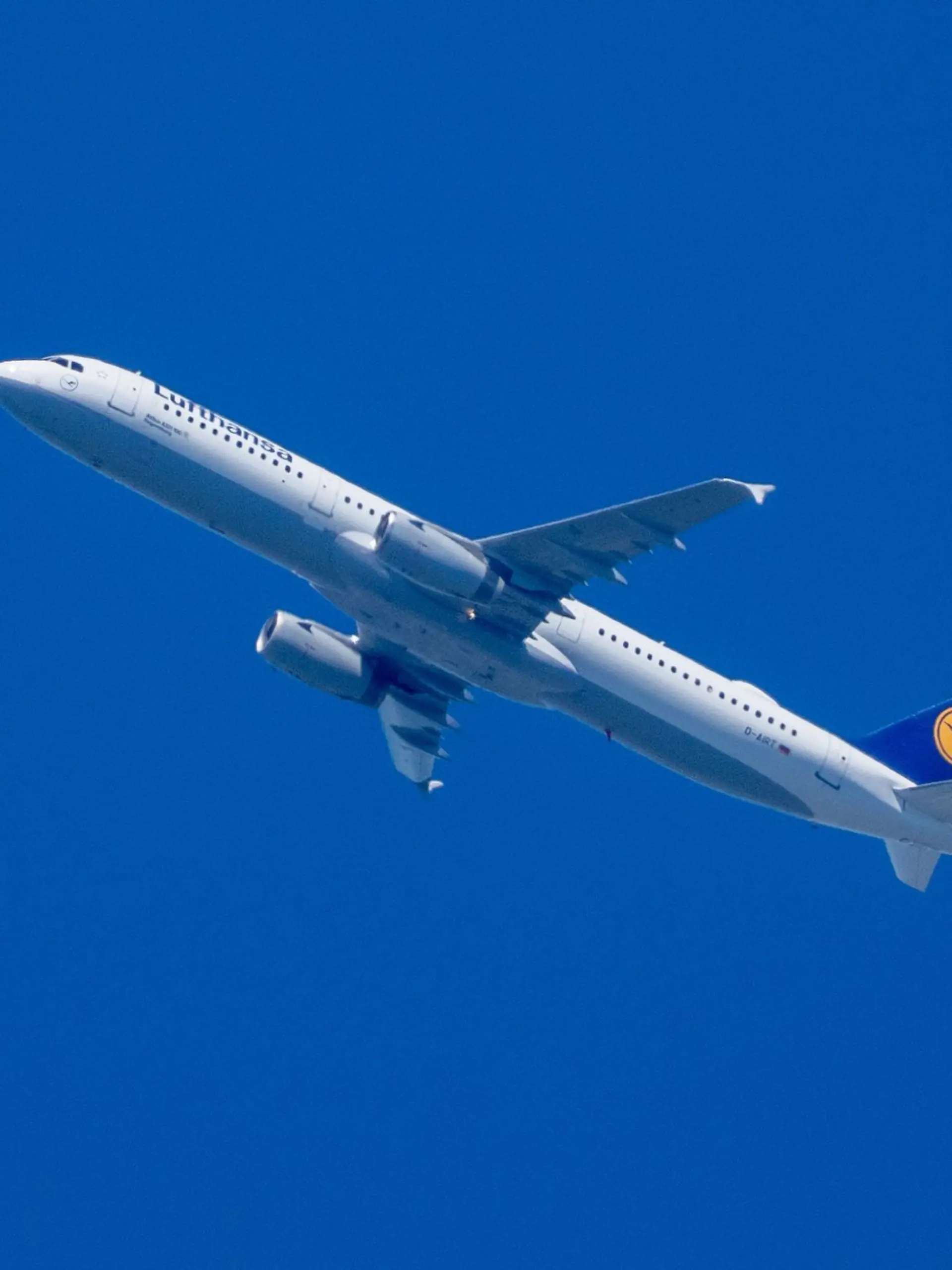 Bei einer Lufthansa-Passagiermaschine fällt über dem Atlantik ein Triebwerk aus. Der Vorfall endet glimpflich.
