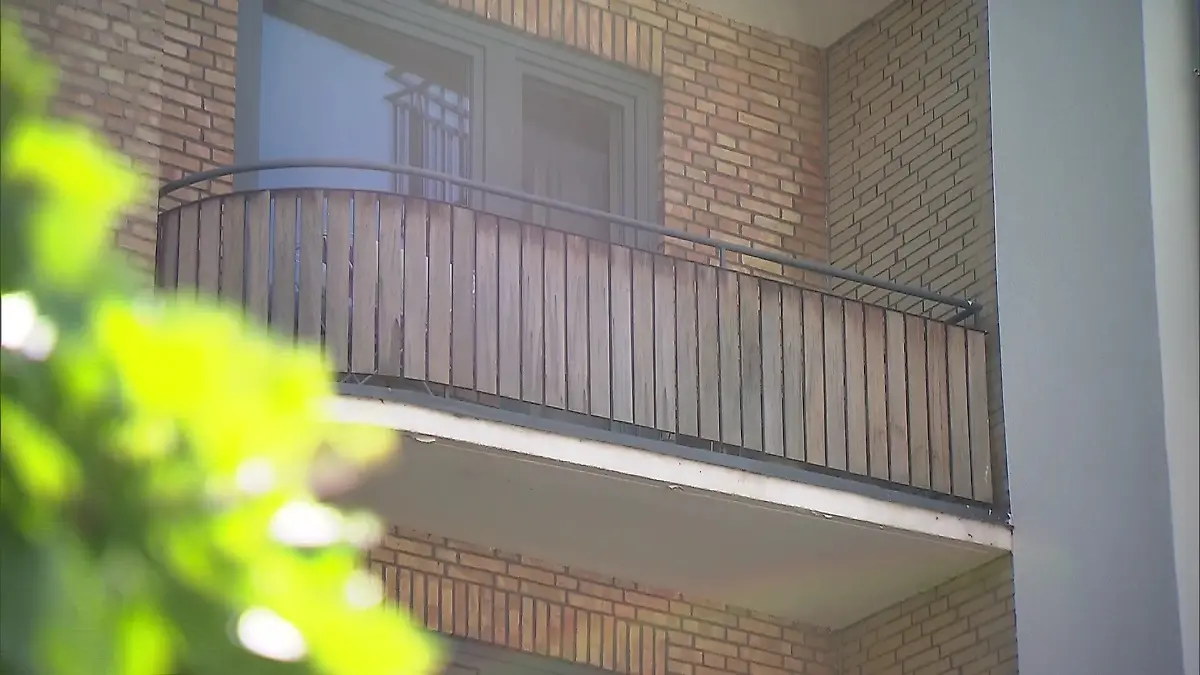 Von diesem Balkon im viertel Stock versuchte sich Deborah R. zu retten.