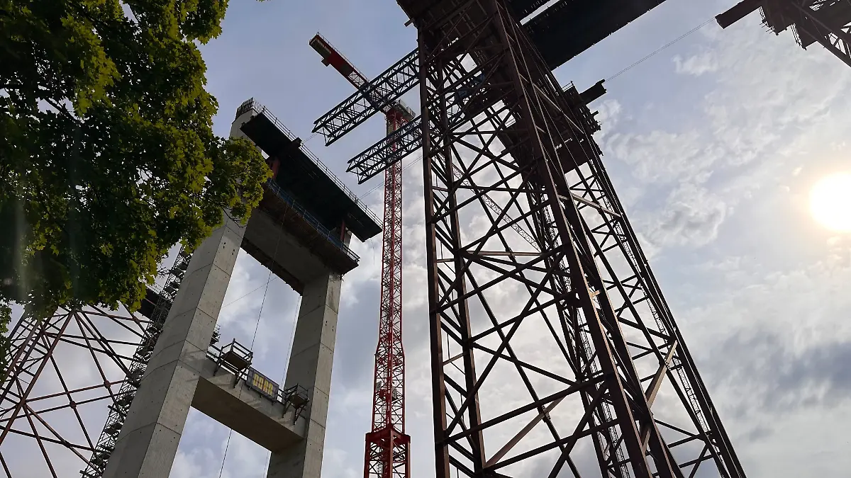 Drei Menschen sterben als eine Arbeitsgondel in die Tiefe stürzt.