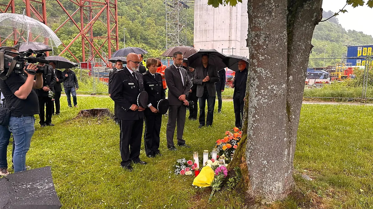Oberbürgermeister Peter Rosenberger steht mit Baden-Württembergs Verkehrsminister Winfried Herrmann am Tag nach dem Unglück an einer Trauerstelle.
