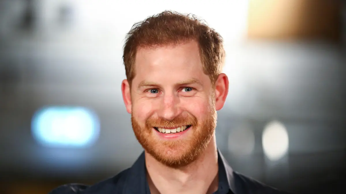 28.02.2020, Großbritannien, London: Der britische Prinz Harry lächelt in den Abbey Road Studios. Dort nimmt heute der US-Amerikanische Sänger Bon Jovi gemeinsam mit Mitgliedern des Invictus Games-Chors ein Lied für die gleichnamige Stiftung auf, deren Schirmherr Prinz Harry ist, um damit auf Veteranen mit Posttraumatischer Belastungsstörung aufmerksam zu machen. Foto: Hannah Mckay/PA Wire/dpa +++ dpa-Bildfunk +++