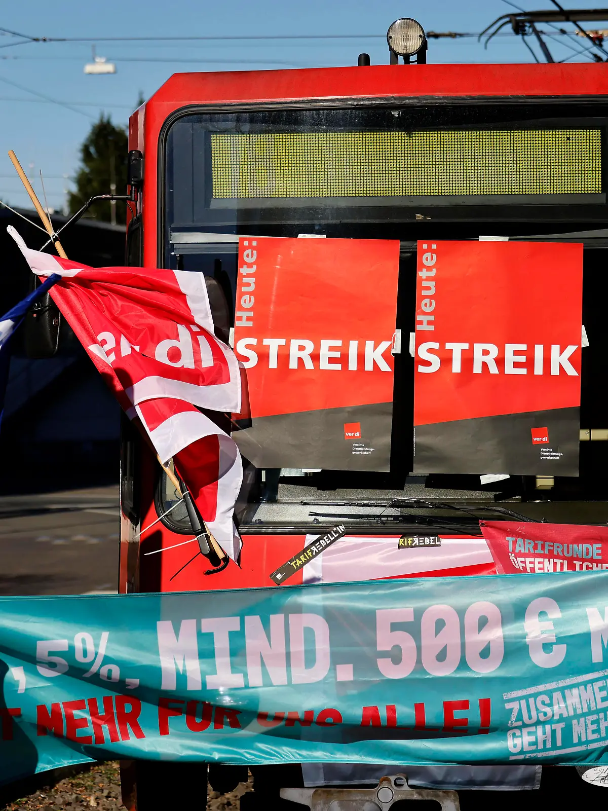 Die nächste Arbeitsniederlegung bei den Kölner Verkehrs-Betrieben KVB: Die Gewerkschaft Verdi hat am Montag erneut zum Streik aufgerufen. Aus diesem Anlass blieben die Bahnen der KVB an der KVB-Zentrale und wurden mit Bannern und Flaggen verziert. Themenbild, Symbolbild Köln, 27.02.2023 NRW Deutschland *** The next work stoppage at the Cologne transport companies KVB The union Verdi has again called for a strike on Monday For this occasion, the trains of the KVB remained at the KVB headquarters and were decorated with banners and flags Topic image, symbol image Cologne, 27 02 2023 NRW Germany Copyright: xChristophxHardtx
