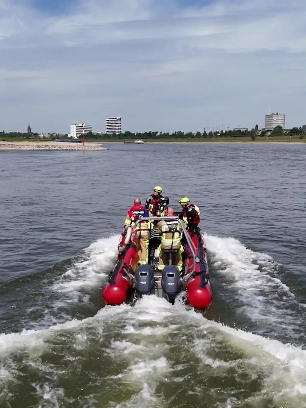 Bild zu: "Feuerwehr übt Notfall im Rhein"