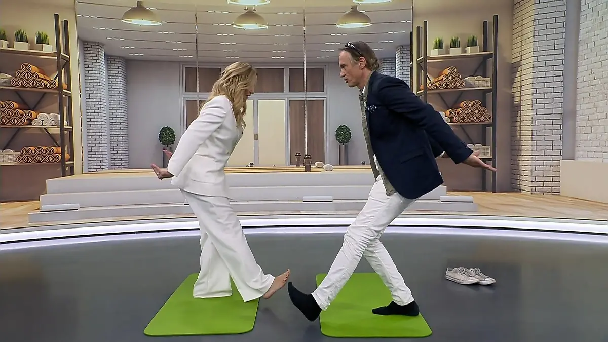 Ralf Bauer macht mit Katja Burkard Yoga „Die Verräter“-Kandidat überrascht