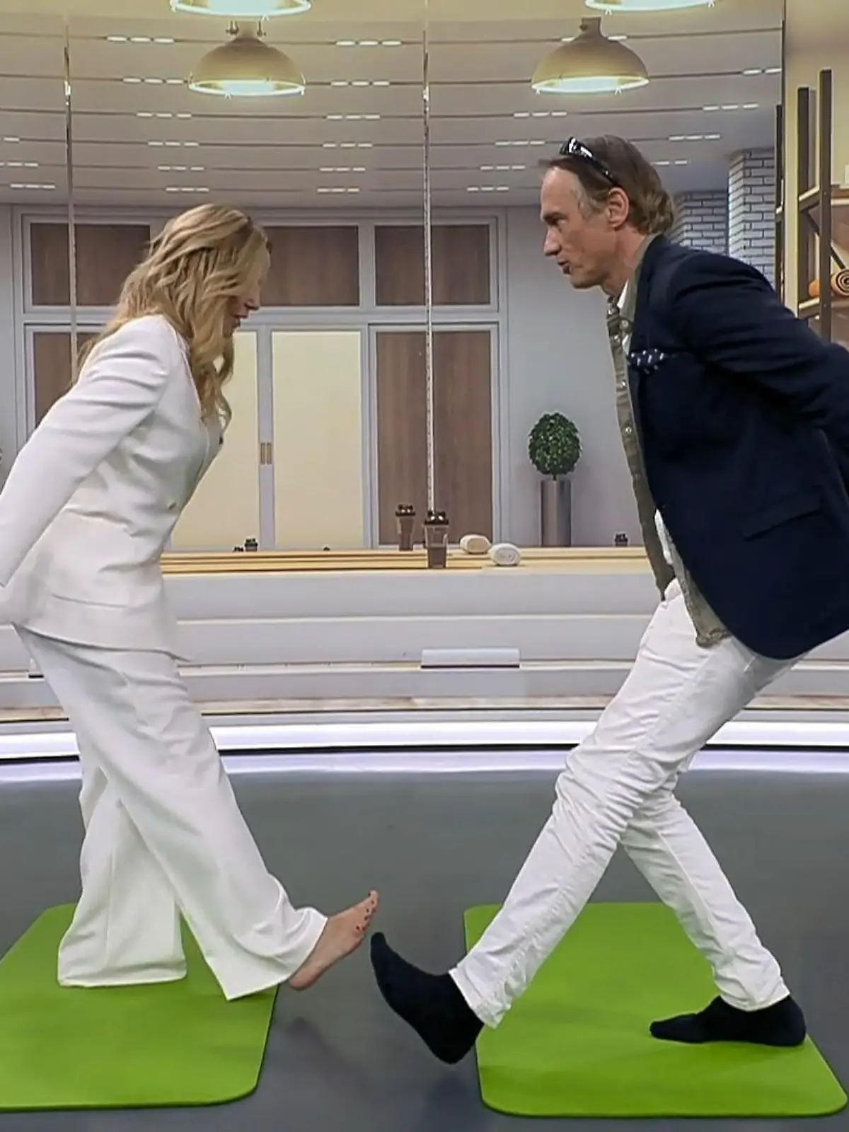 Bild zu: "Ralf Bauer macht mit Katja Burkard Yoga"