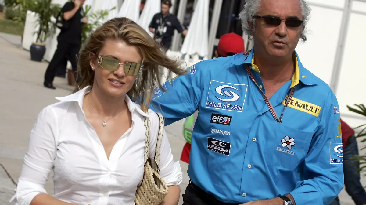 Corinna Schumacher und Renault-Teamchef Flavio Briatore laufen durch das Paddock beim Grand Prix von Malaysia am Samstag, d. 19. März 2005 in Sepang, Malaysia. 
