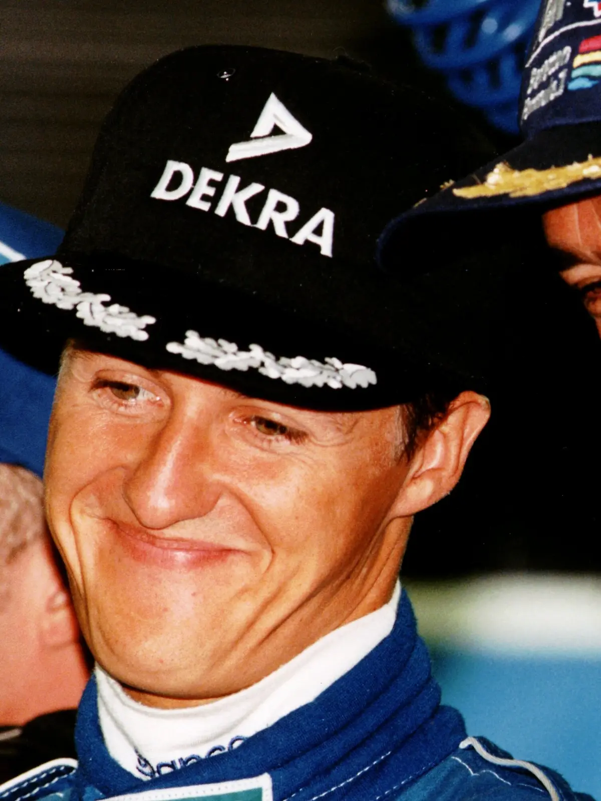 Michael Schumacher und Flavio Briatore beim Training zum „Großen Preis von Belgien” am 27.08.1994 in Spa-Francorchamps durchaus noch optimistisch drein. Doch einen Tag später wurde der 25-jährige Schumacher als Sieger wegen der nicht regelkonformen Holzplatte am Unterboden seines Autos disqualifiziert. 