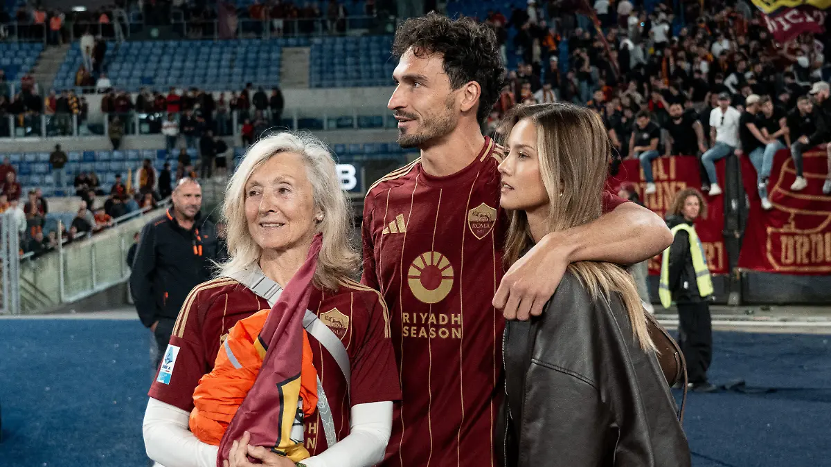 Mats Hummels mit Mama Ulla und Freundin Nicola Cavanis nach dem Spiel.