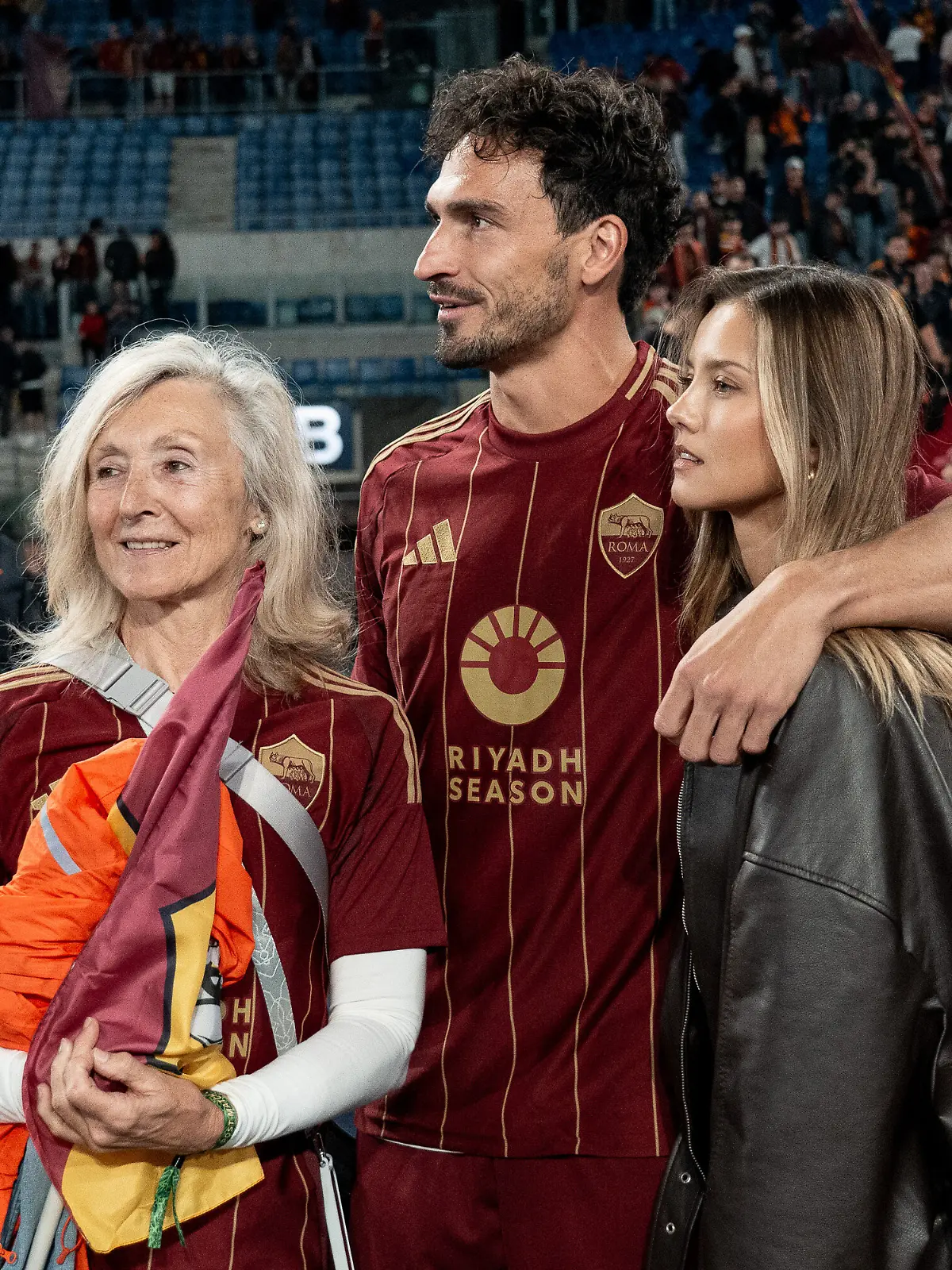 Mats Hummels mit Mama Ulla und Freundin Nicola Cavanis nach dem Spiel.