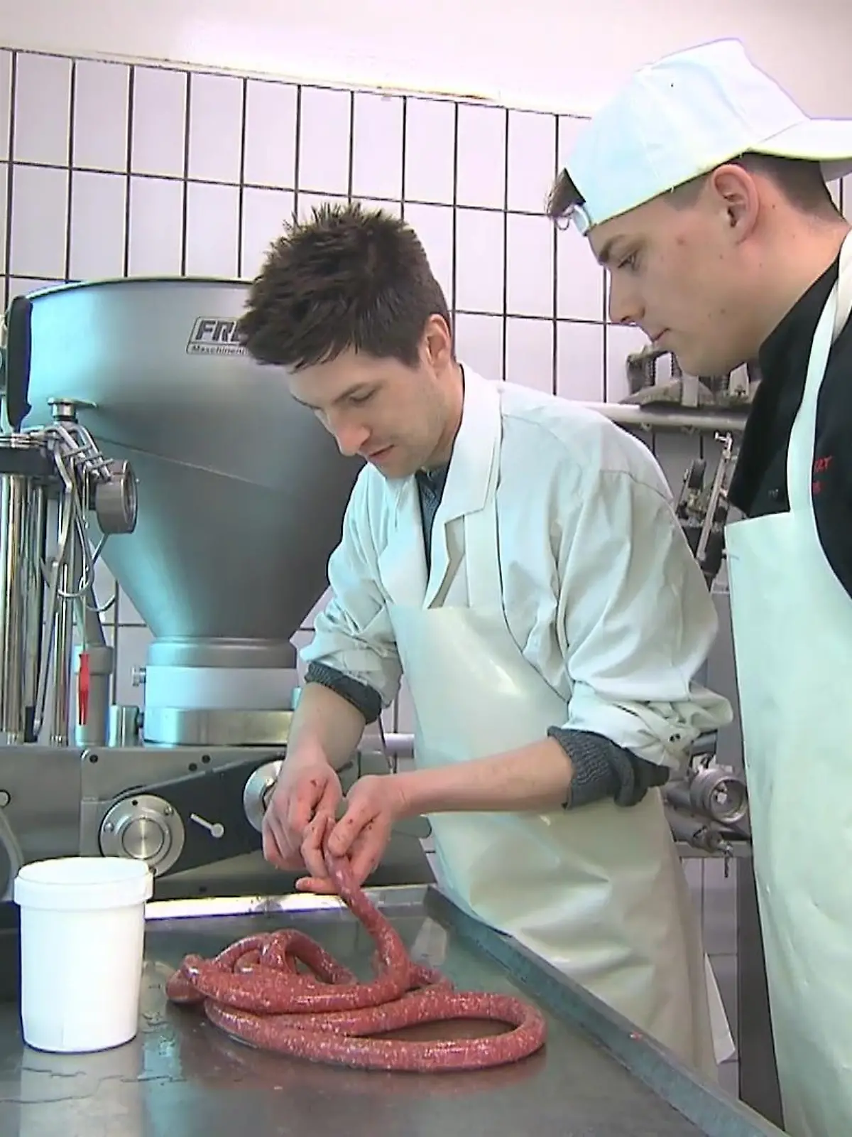 Ein leckeres Brot mit Schinken beim Frühstück oder ein saftiges Steak am Abend. Lecker! Aber woran kaum einer denkt, obwohl wir es alle wissen: Das Fleisch kommt von einem Tier. Das hat vorher gelebt. Wie wurde das Schwein oder Rind gehalten? Wie genau geschlachtet? Fragen, die für viele immer wichtiger werden. RTL WEST Reporter Steffen Schmidt hat sich ins Schlachthaus in Kürten gestellt und den Weg vom Tier zur Wurst begleitet.