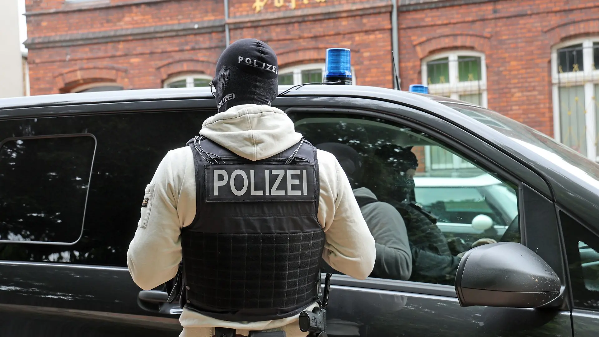 Bei einer Polizei-Aktion gegen eine Vereinigung, die sich selbst «Letzte Verteidigungswelle» nennt, werden am Mittwoch in Mecklenburg-Vorpommern zwei Verdächtige festgenommen.