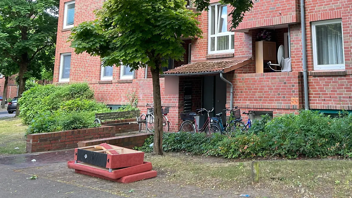 Über den Hinterhof sollen die Unbekannten die Flasche in die Wohnung geworfen haben.