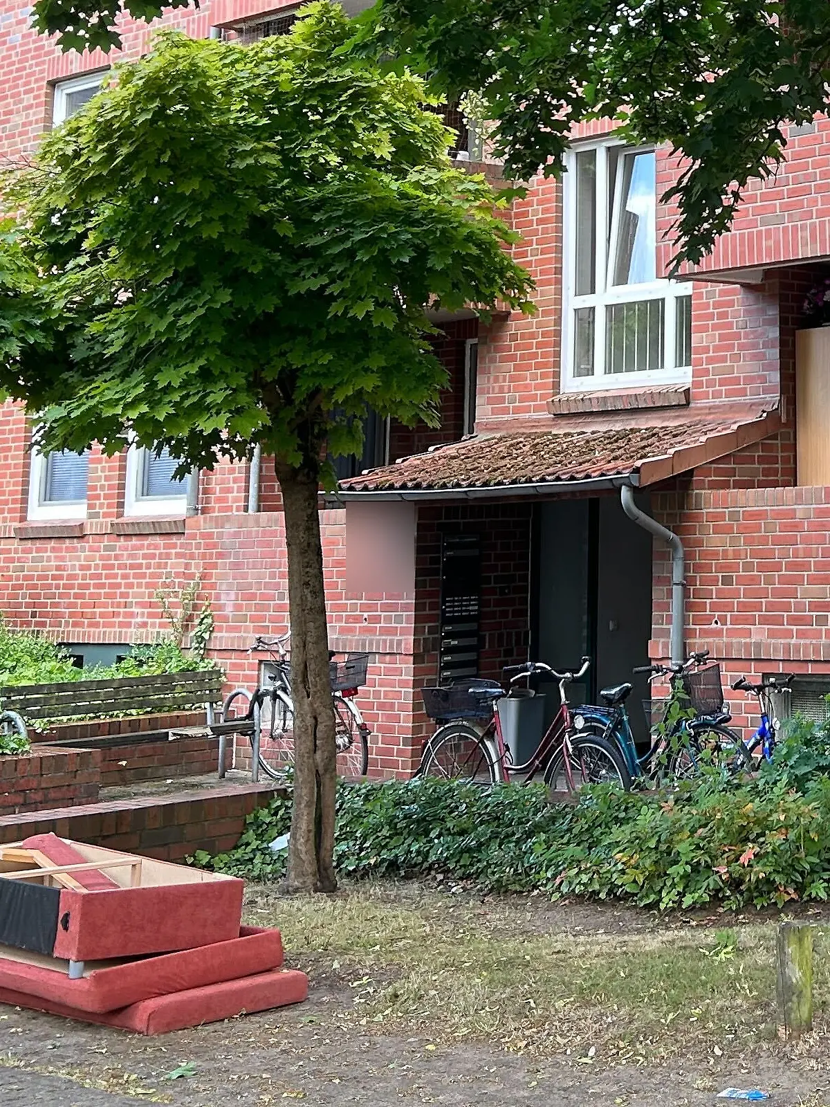 Über den Hinterhof sollen die Unbekannten die Flasche in die Wohnung geworfen haben.