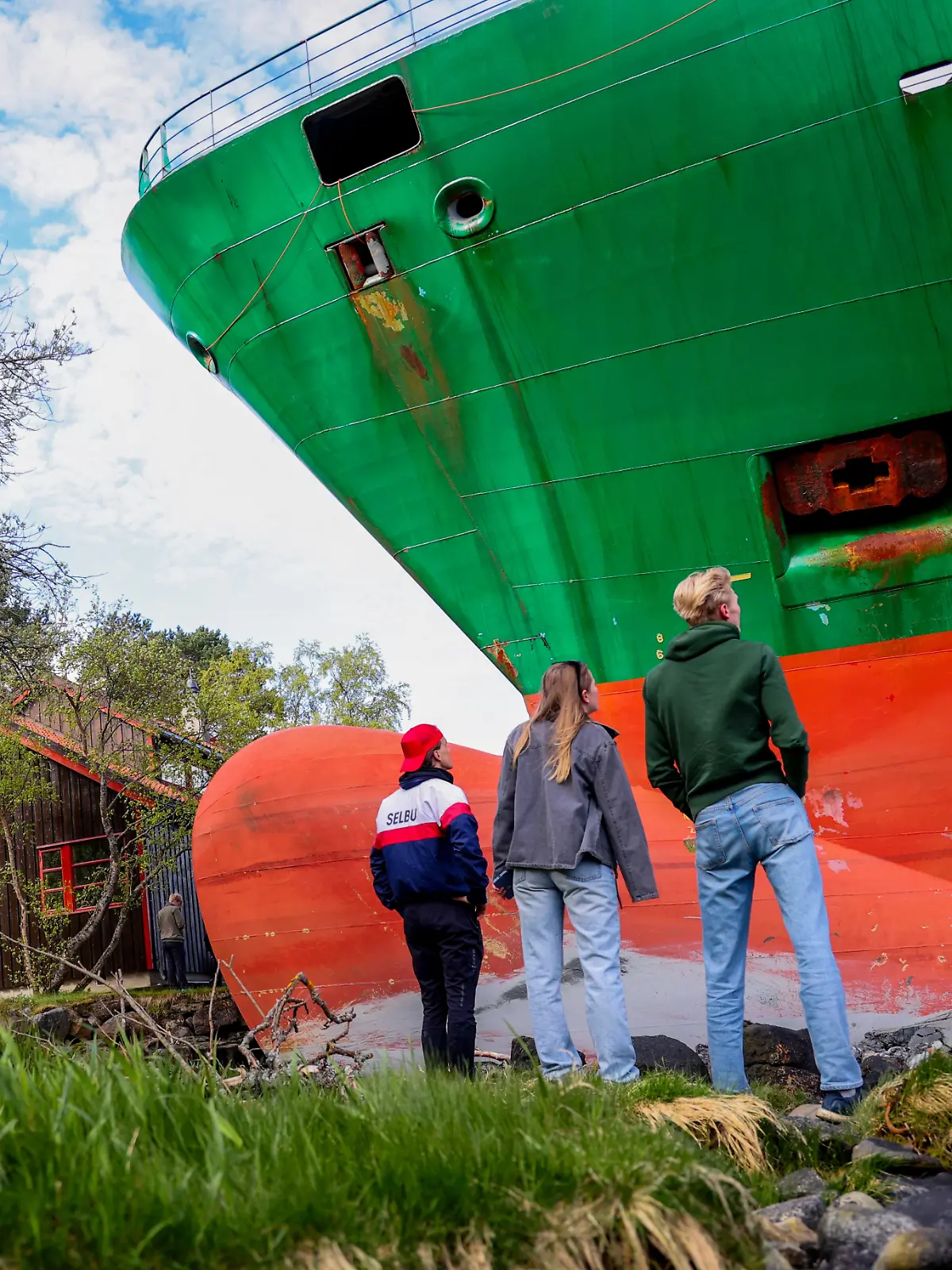 Aus bisher ungeklärten Gründen verfuhr sich ein Containerschiff und landete in einem Garten.