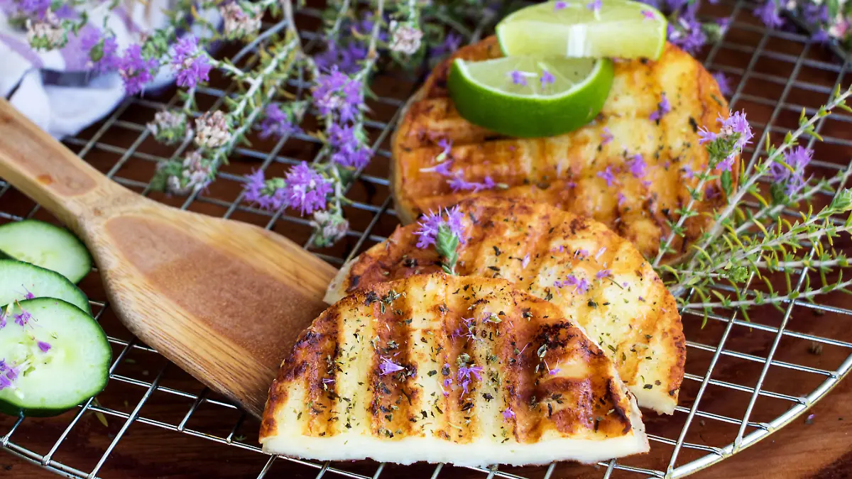 Grillkäse ist eine beliebte Beilage und ein beliebter Fleischersatz beim BBQ.