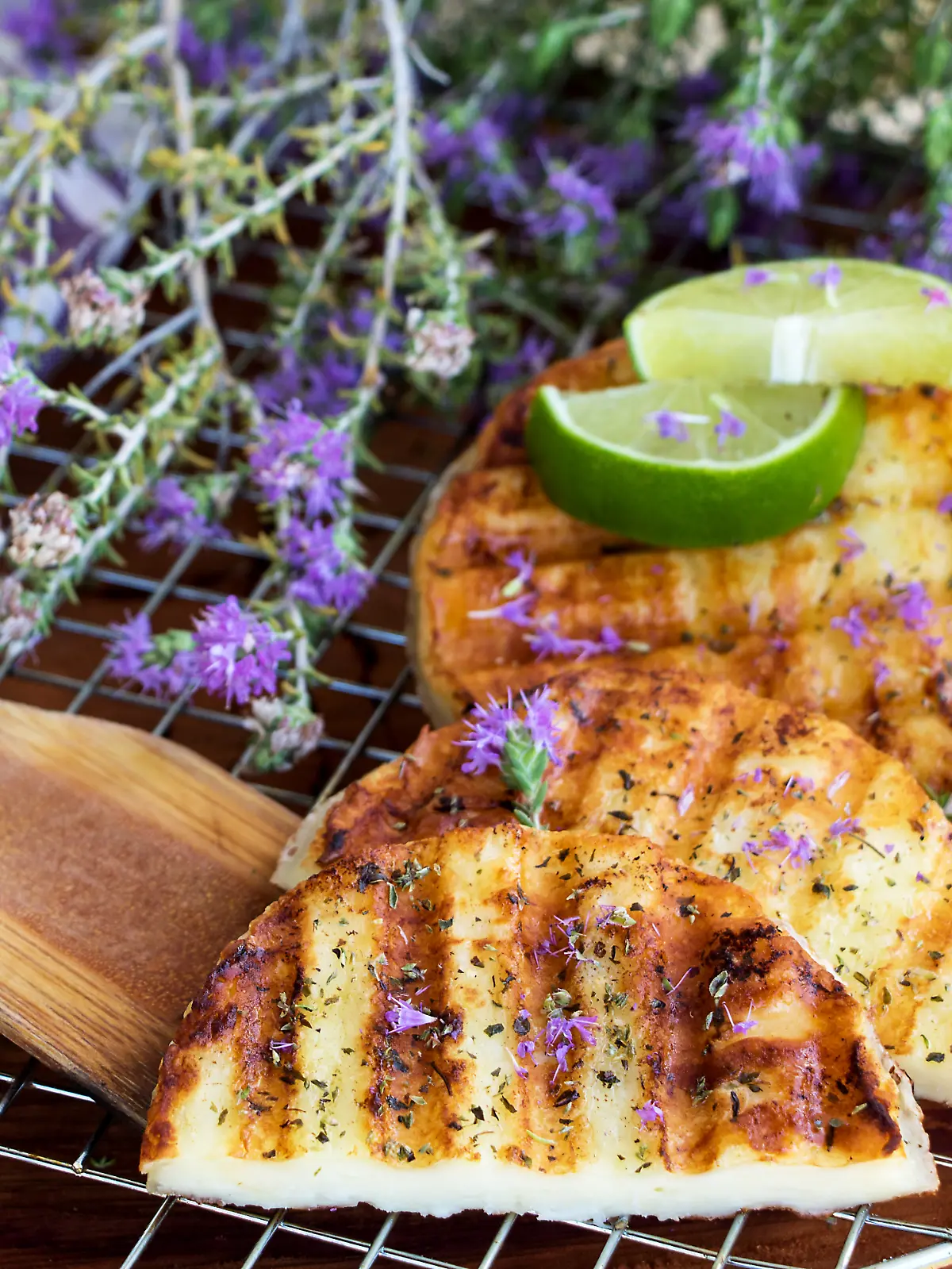 Grillkäse ist eine beliebte Beilage und ein beliebter Fleischersatz beim BBQ.