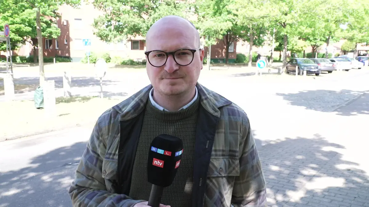 RTL-Reporter Nils Fischer-Stahl ist vor Ort in Norderstedt und spricht mit Anwohnern über die Tat.