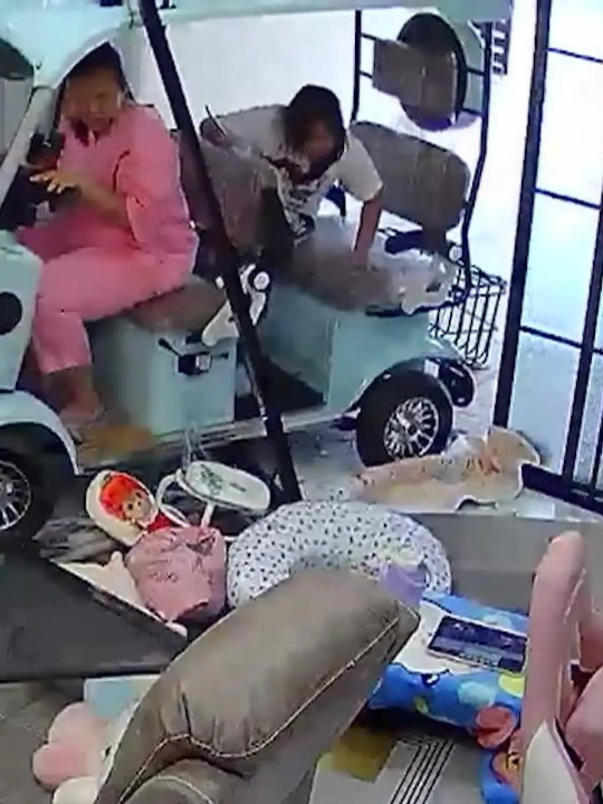 Bild zu: "Kindermädchen rammt mit Elektroauto Familienhaus– Baby nur knapp verfehlt"