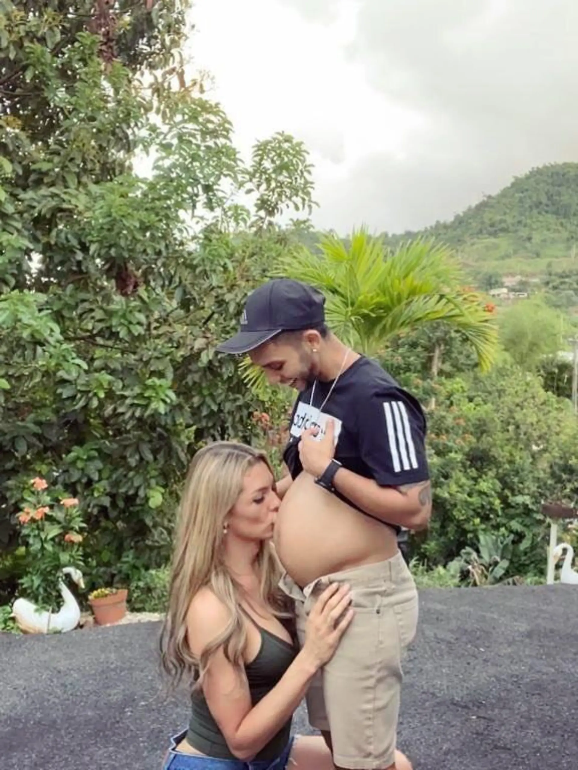 Danna Sultana und ihr schwangerer Ehemann Esteban Landrau