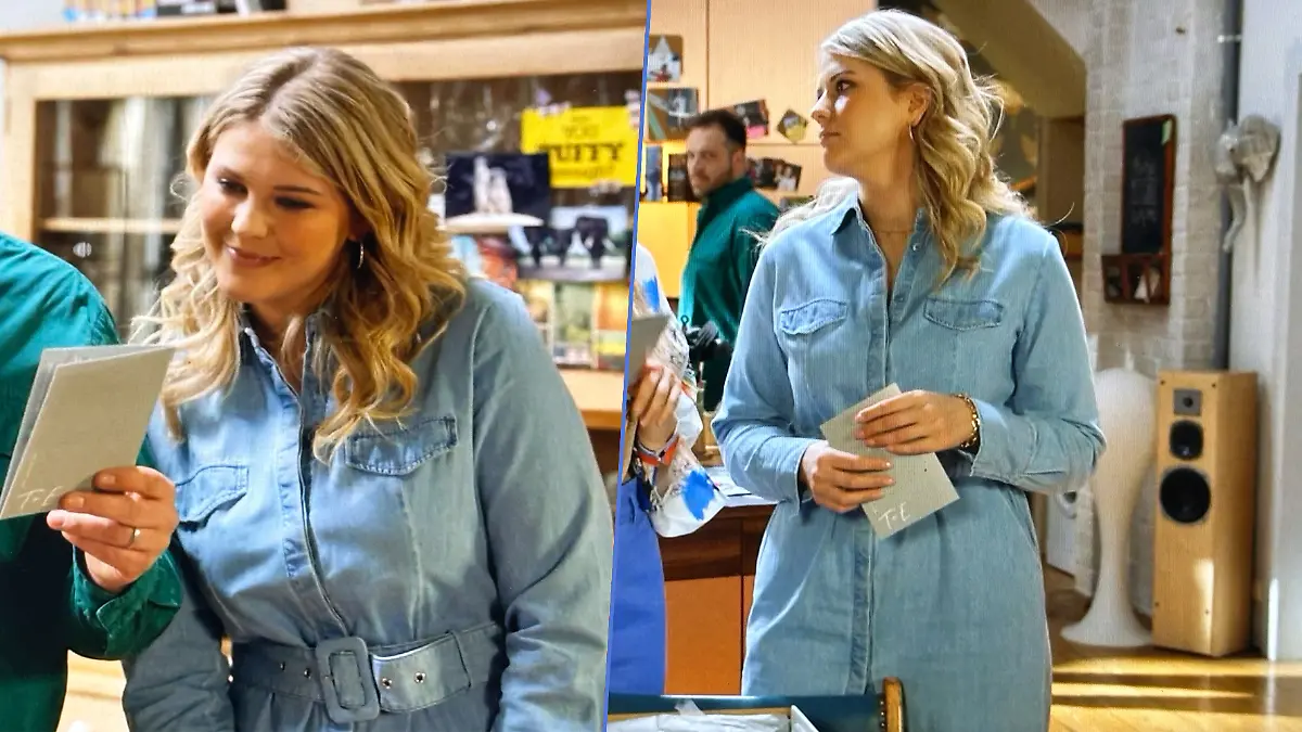 Alicia trägt ein blaues Jeans-Kleid