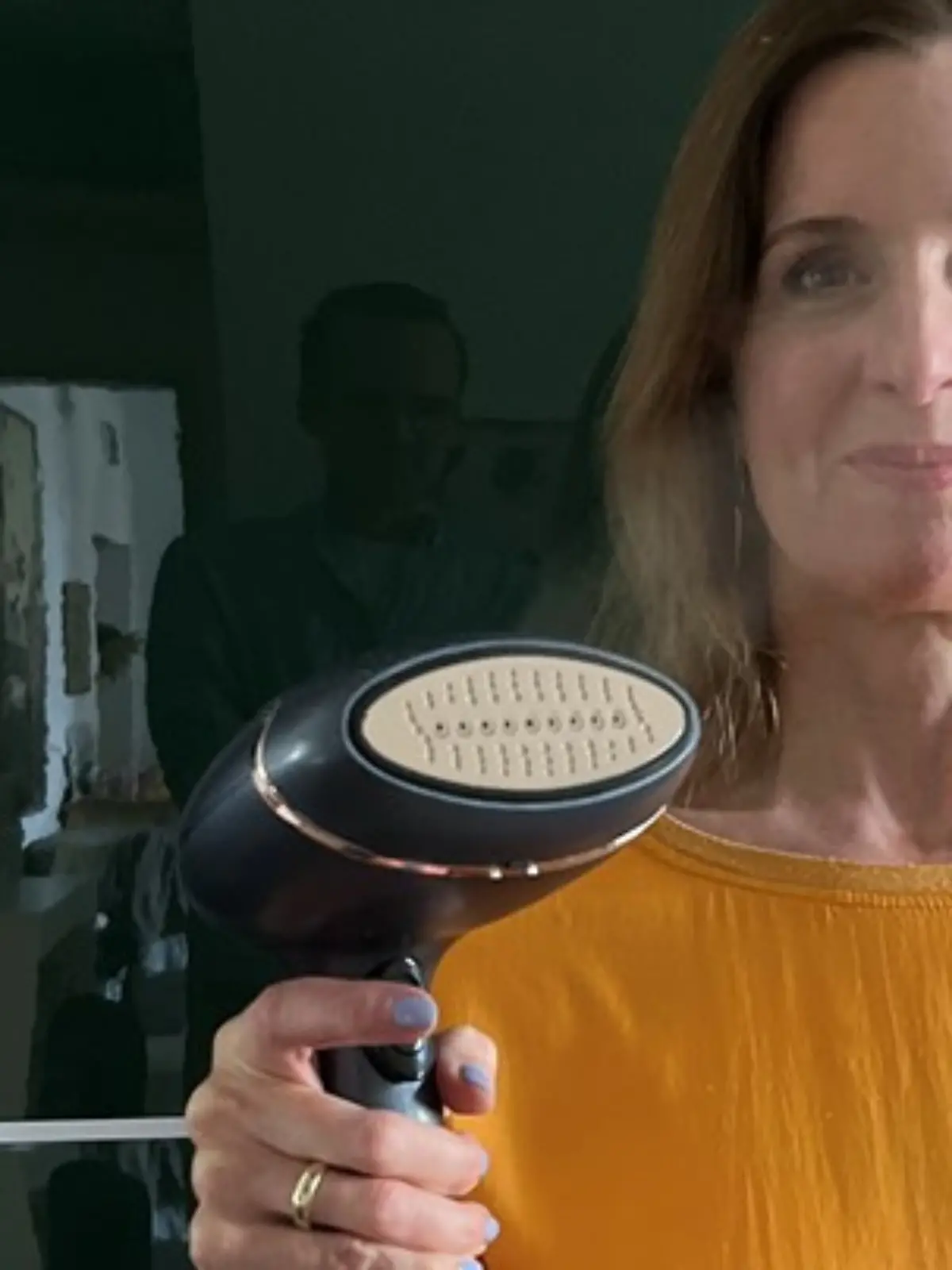 RTL-Redakteurin Maren Mangold hält Steamer in die Kamera