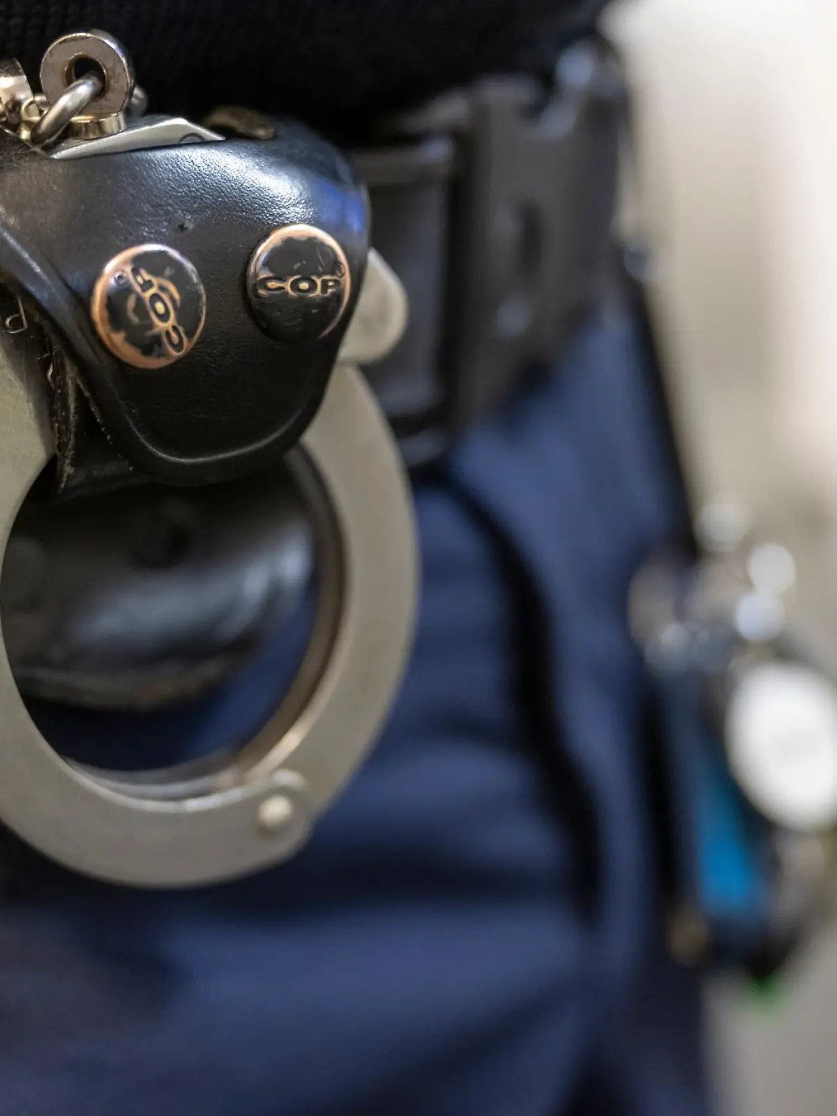 Bild zu: "50-Jähriger klingelt bei der Polizei - dann muss er ins Gefängnis! "