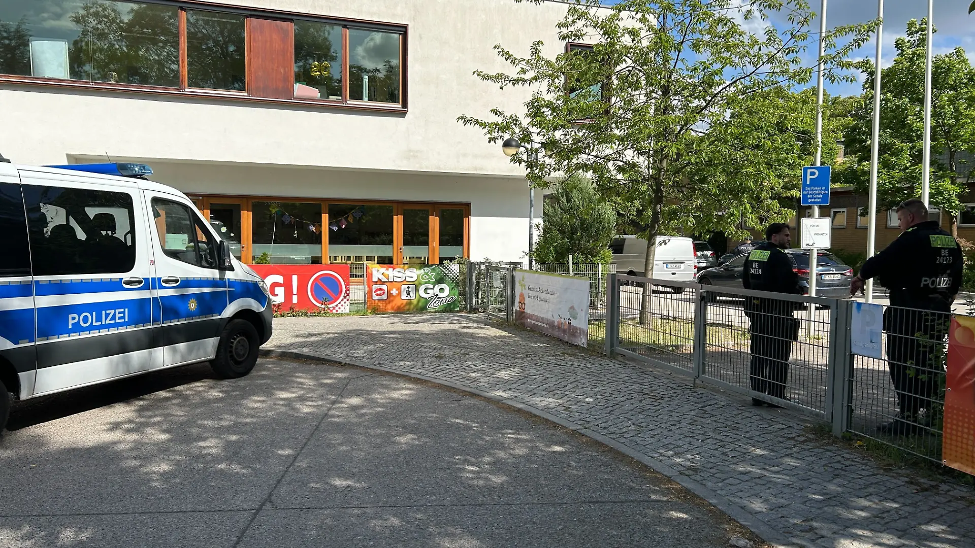 Was ist auf dem Gelände der Grundschule am Weinmeisterhorn in Berlin bloß passiert? Am Donnerstag um 11.30 Uhr eilen Polizei und Feuerwehr dort hin. Der Grund: Ein Junge ist schwer verletzt. Die Ermittler gehen von einer Straftat aus!
