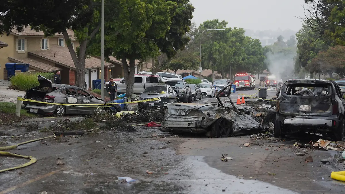 In der Stadt San Diego im US-Bundesstaat Kalifornien ist ein Kleinflugzeug in ein Wohngebiet gestürzt.