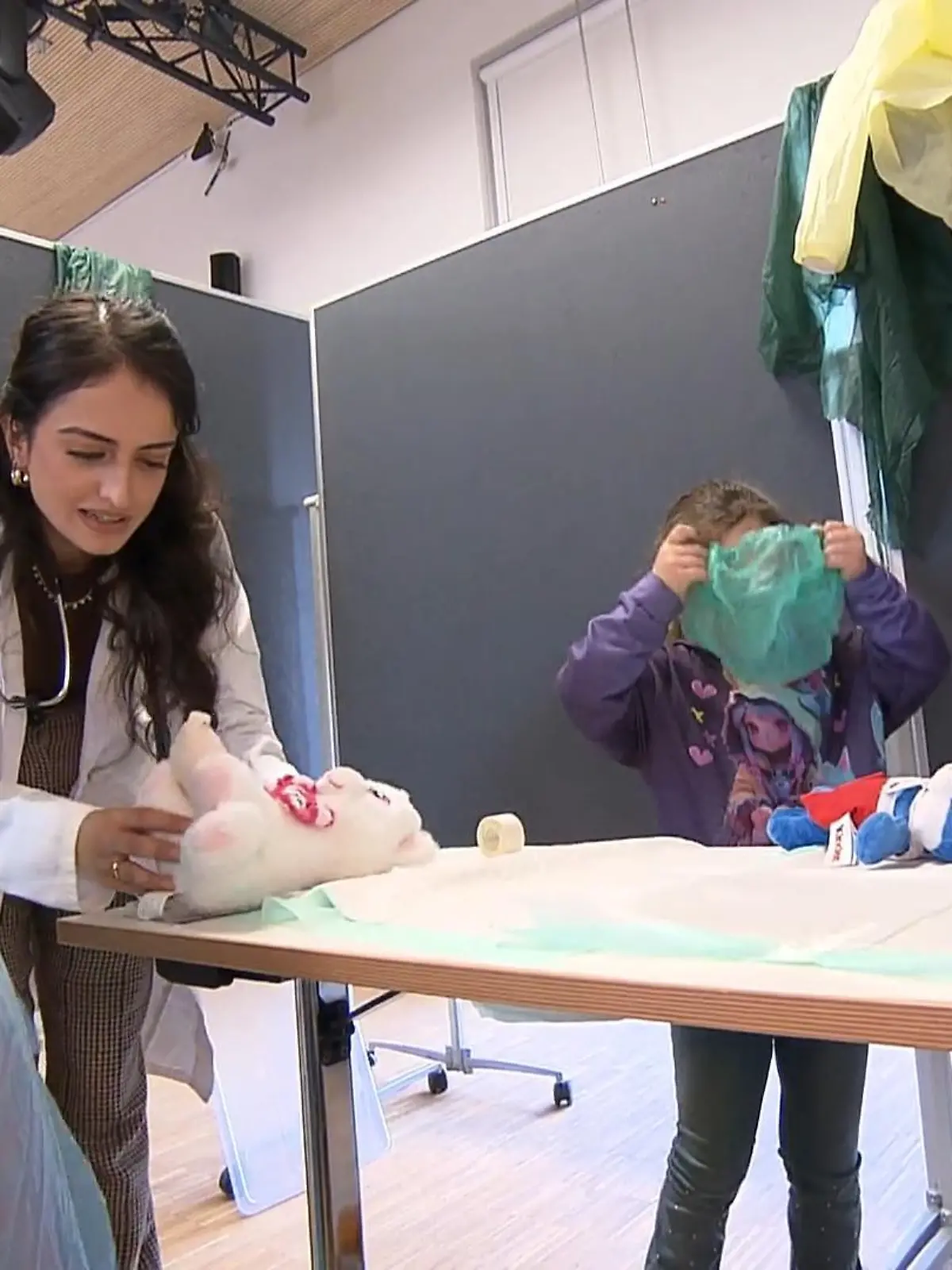 Bild zu: "Ärztliche Behandlungen an Kuscheltieren sollen Kindern die Angst nehmen
"