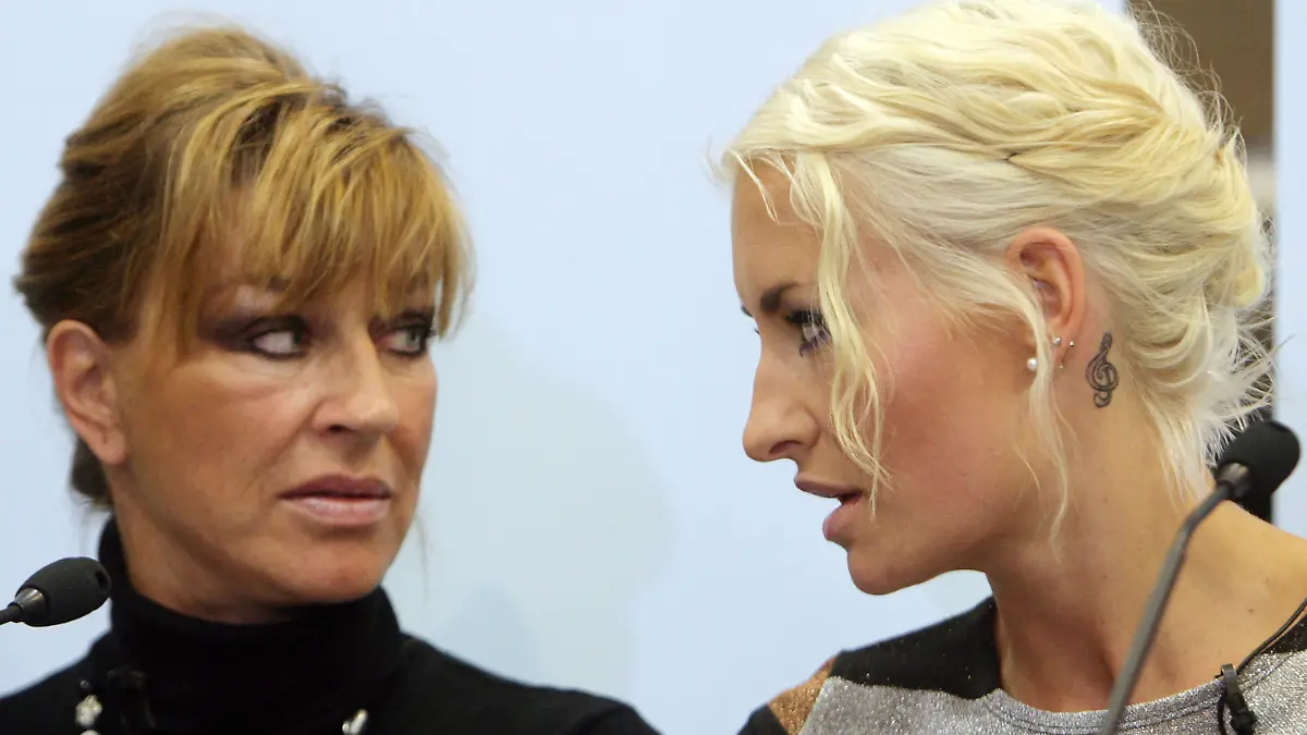 BREMEN, GERMANY - JULY 16: Sarah Connor (R) and her mother Soraya Lewe-Tacke present their new baby boy collection called 'yummy tummy' on July 16, 2008 in Bremen, Germany. (Photo by Krafft Angerer/Getty Images)