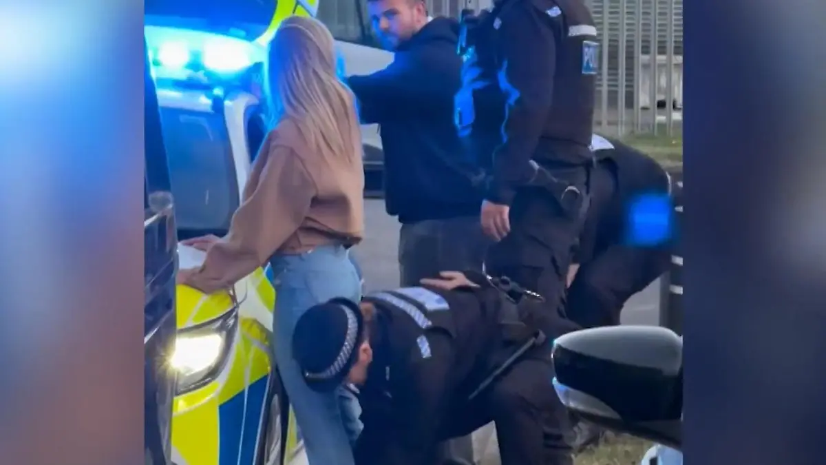 Blaulicht statt Rotlicht – Polizei verhaftet Bonnie Blue Diese Handschellen sind nicht aus Plüsch