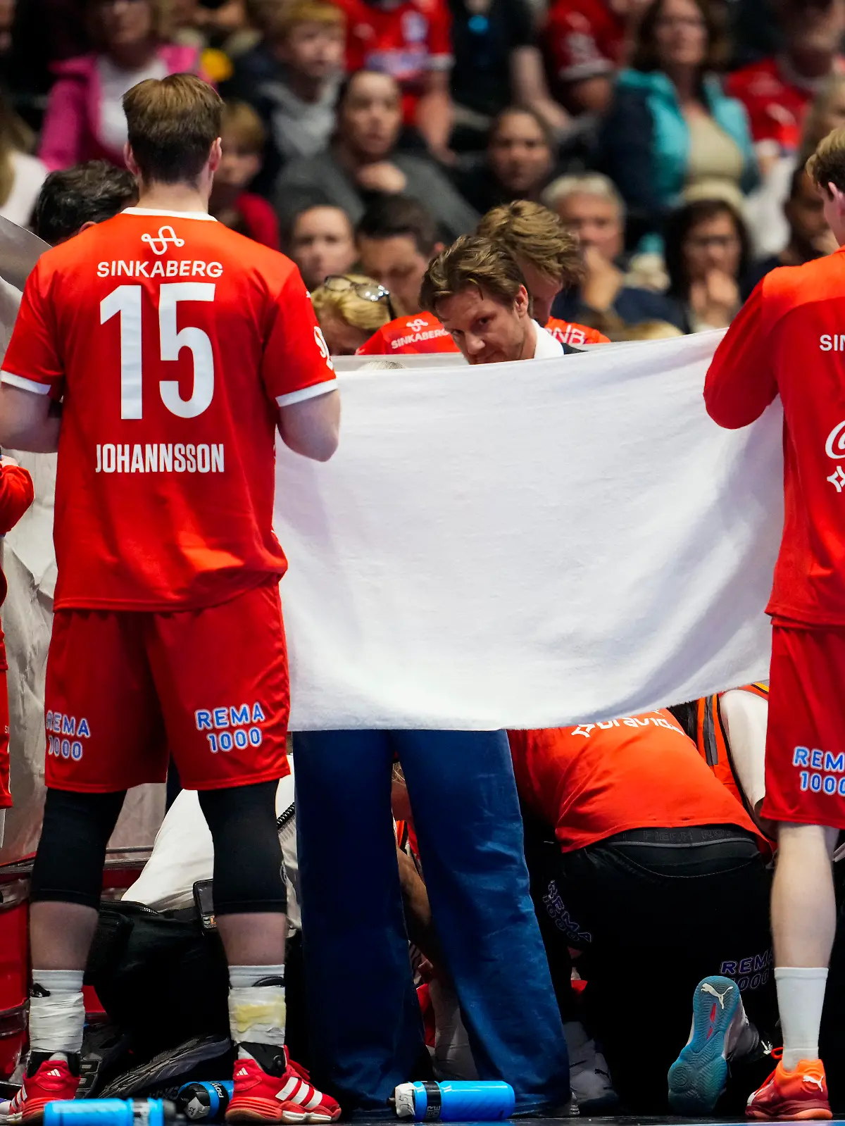 Spieler schirmen den Ort der medizinischen Versorgung vor den Kameras ab