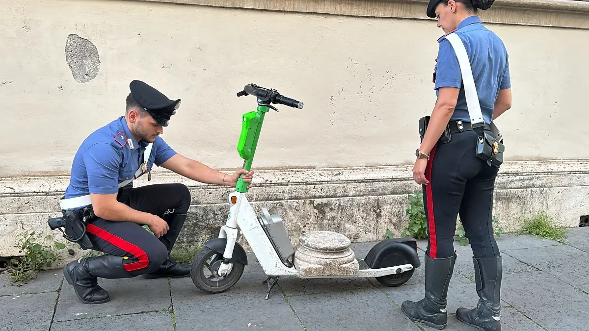 Die Carabinieri hatten einen deutschen Touristen angehalten, als er mit dem antiken Stück zwischen den Füßen auf einem E-Scooter unterwegs war.