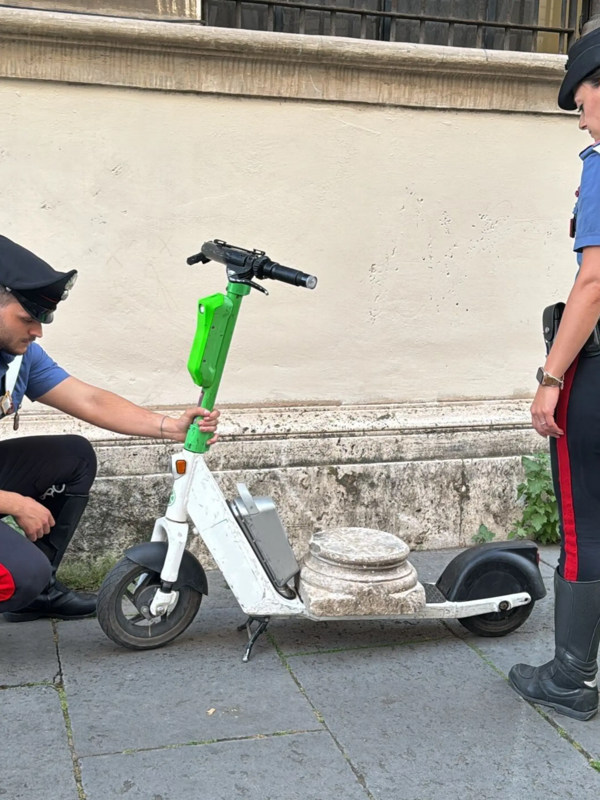 Die Carabinieri hatten einen deutschen Touristen angehalten, als er mit dem antiken Stück zwischen den Füßen auf einem E-Scooter unterwegs war.