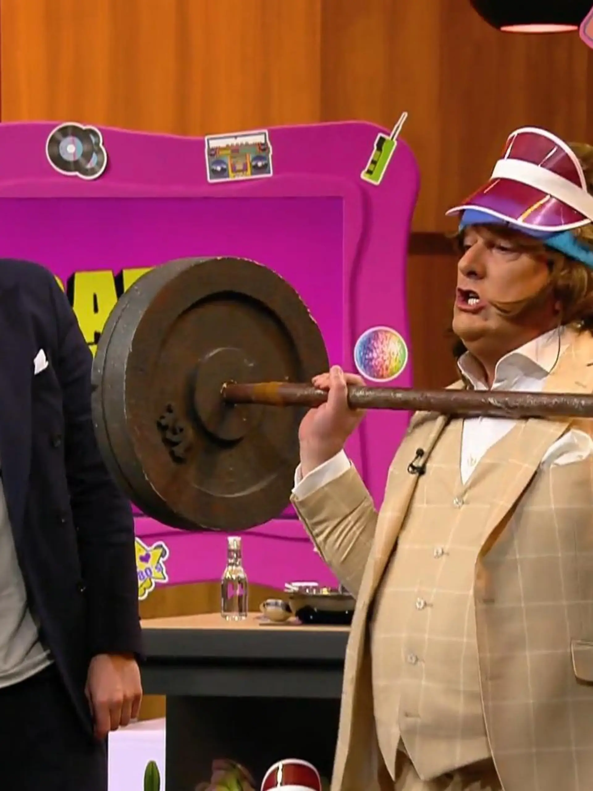 Bild zu: "Schauspieler Steve Windolf stellt vegane High Protein Meals vor"