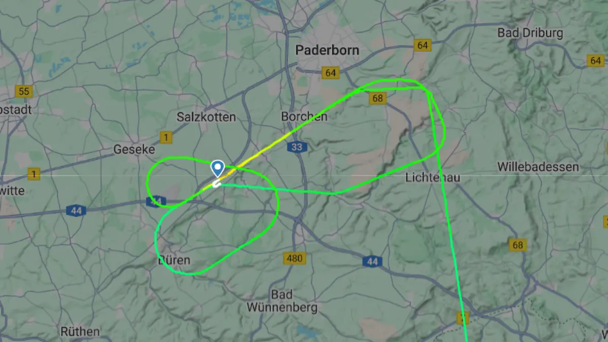 Nach dem Zwischenfall beim ersten Landeanflug starteten die Piloten von Eurowings-Flug EW6838 durch, kreisten über dem Flughafen Paderborn und unternahmen dann einen zweiten Versuch. Der Screenshot zeigt die Flugroute, wie sie vom Portal Flightradar24 aufgezeichnet wurde