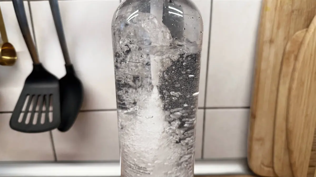 Eine Düse versetzt das Wasser beim Brita Wassersprudler mit Kohlensäure