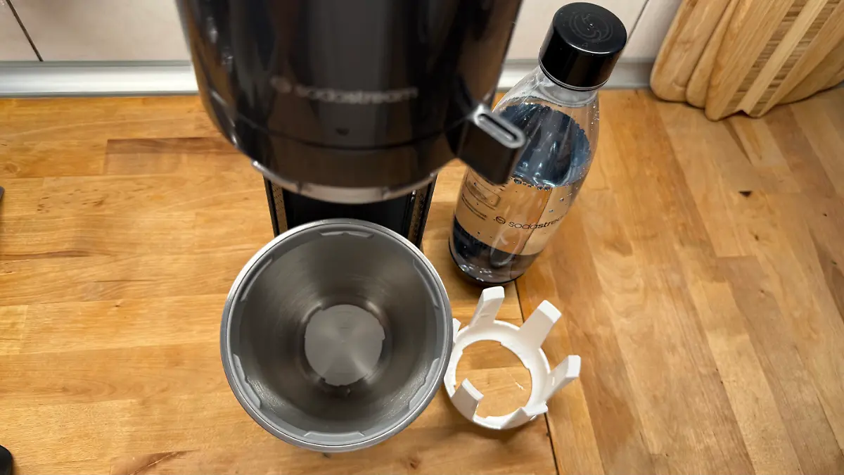 Beim SodaStream Duo wird die Flasche in einen Behälter gestellt. Der Aufbau macht die Reinigung etwas komplizierter