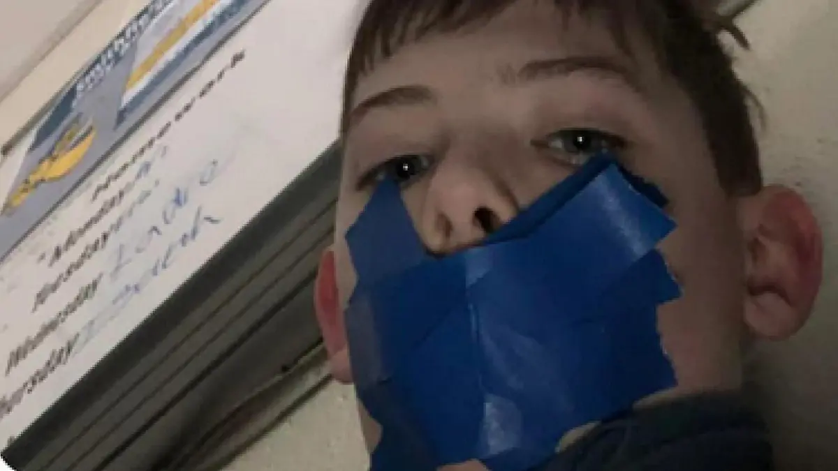 Seine Lehrerin soll Brady (11) den Mund zugeklebt haben.