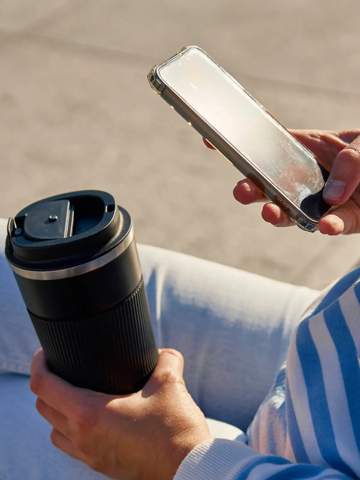 Frau mit Thermobecher in der Hand 