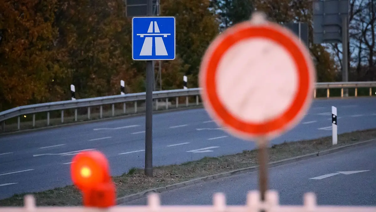 Wegen einer Sperrung der A29 bei Oldenburg wird es an diesem Wochenende zu Verkehrsbehinderungen kommen. (Symbolbild)