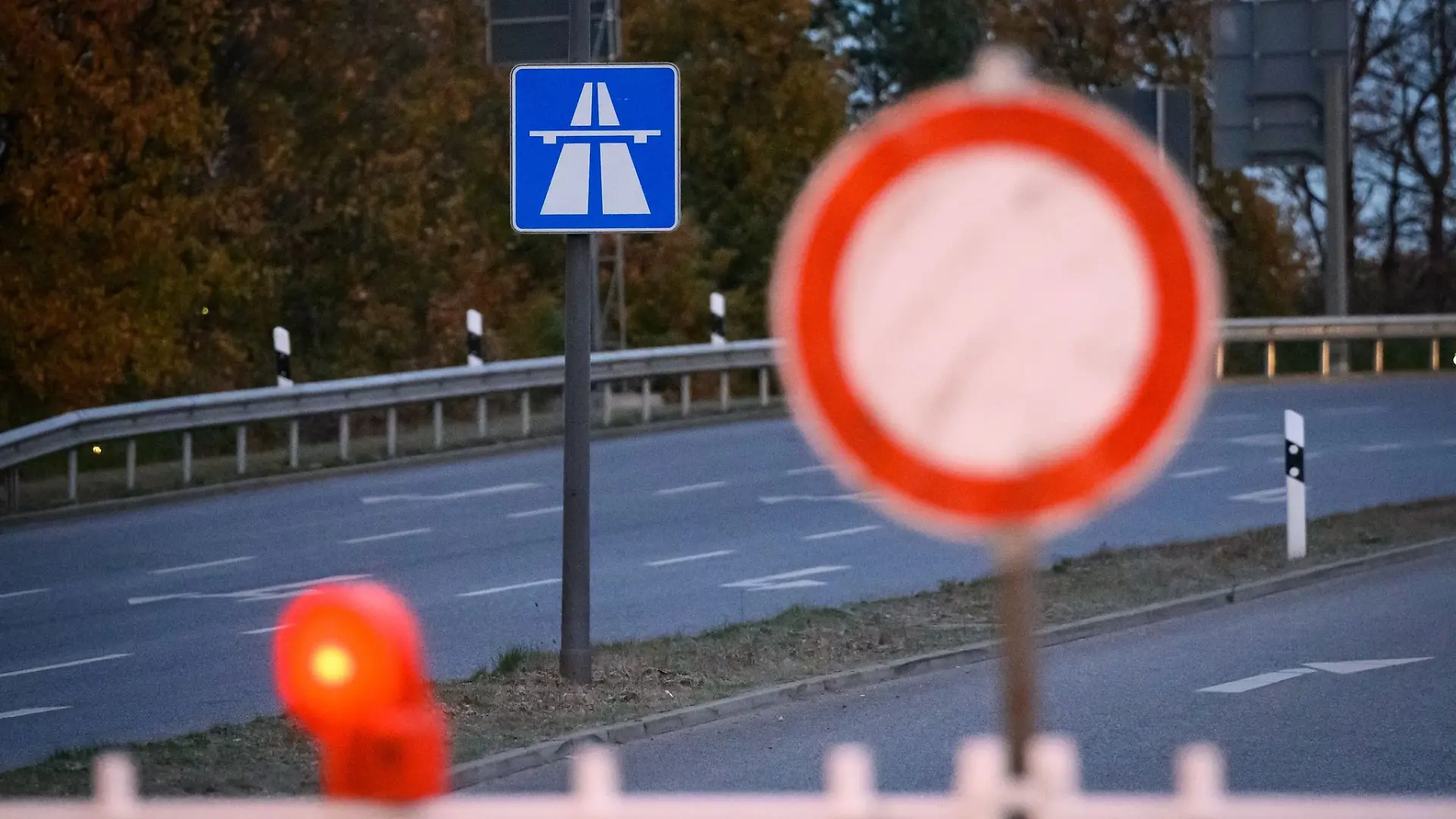 Wegen einer Sperrung der A29 bei Oldenburg wird es an diesem Wochenende zu Verkehrsbehinderungen kommen. (Symbolbild)