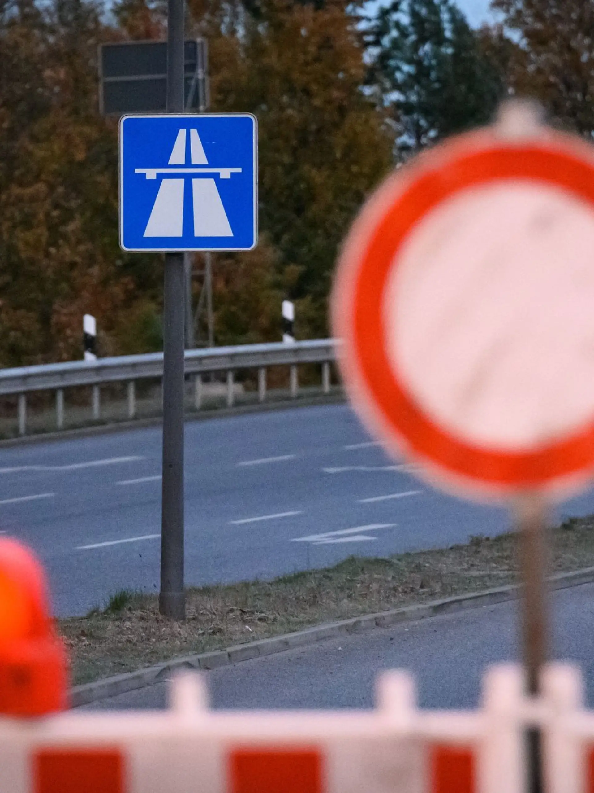 Bild zu: "Ungeduldige Fahrerin ignoriert Sperrung – und wagt gefährliches Wendemanöver "