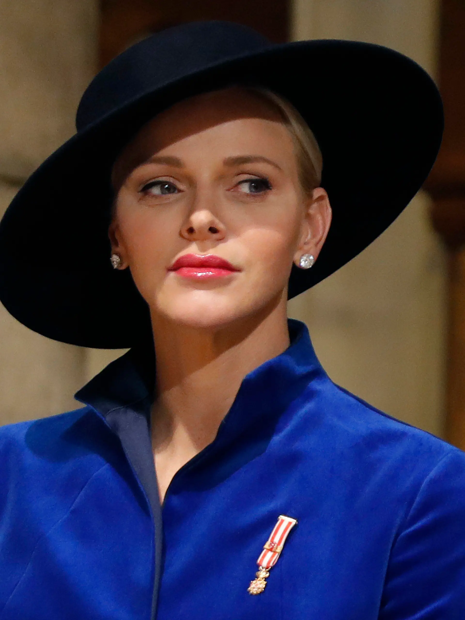 ARCHIV - 19.11.2017, Monaco: Fürstin Charlene von Monaco kommt zu einer Messe am Nationalfeiertag. (zu dpa "Fürstin Charlène muss noch auf ihre Gesundheit achten") Foto: Eric Gaillard/REUTERS POOL/AP/dpa +++ dpa-Bildfunk +++
