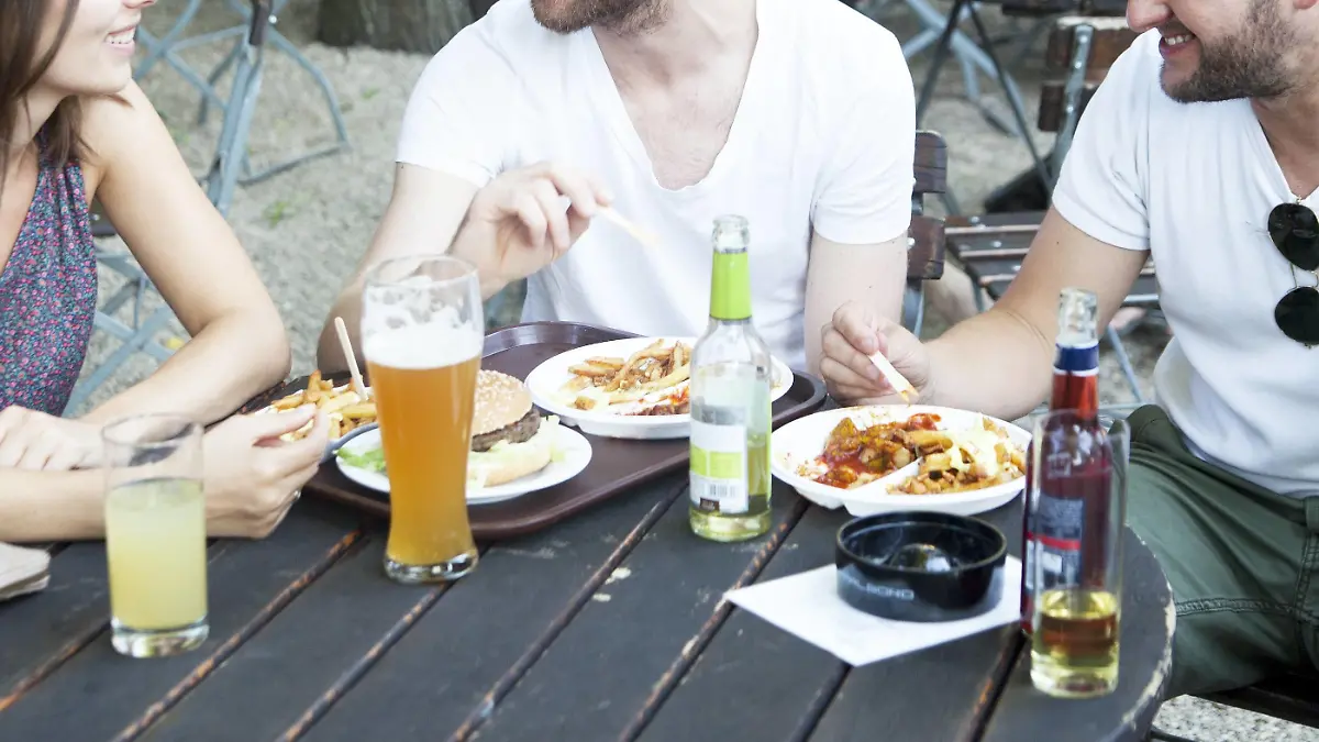 Freunde im Biergarten