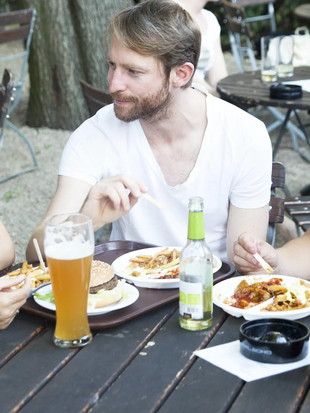 Freunde im Biergarten