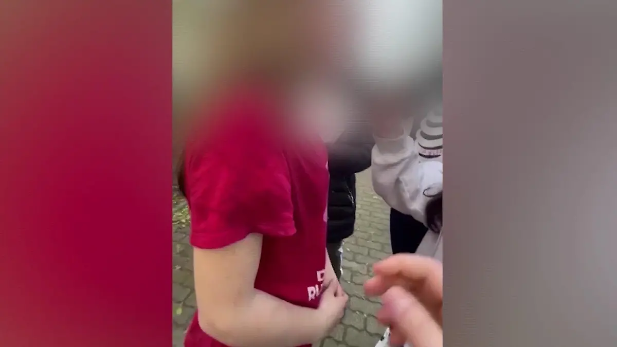 Eine Mädchengang foltert eine 13-Jährige in Heide (Schleswig-Holstein)